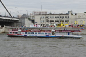 rechnaya-progulka-ot-moskva-siti-s-prosmotrom-salyuta-v-den-goroda-06