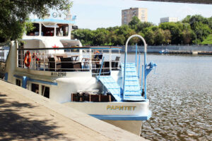 rechnaya-progulka-ot-moskva-siti-s-prosmotrom-salyuta-v-den-goroda-10