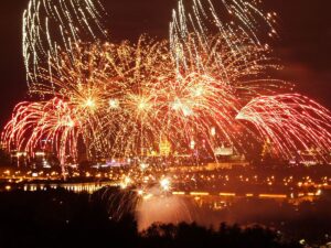 rechnaya-progulka-ot-zaryadya-s-prosmotrom-salyuta-v-den-goroda-01