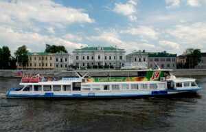 rechnaya-progulka-ot-zaryadya-s-prosmotrom-salyuta-v-den-goroda-05