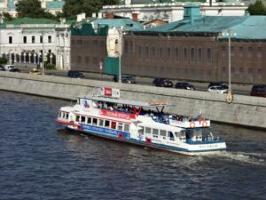 rechnaya-progulka-ot-zaryadya-s-prosmotrom-salyuta-v-den-goroda-06