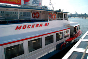 rechnaya-progulka-ot-zaryadya-s-prosmotrom-salyuta-v-den-goroda-07