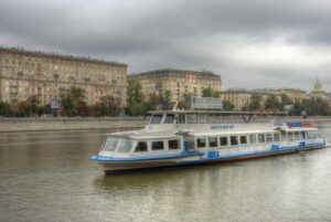 rechnaya-progulka-ot-zaryadya-s-prosmotrom-salyuta-v-den-goroda-08