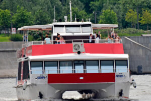 rechnaya-progulka-po-centru-moskvy-na-teplohodah-snegiri-02