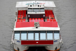 rechnaya-progulka-po-centru-moskvy-na-teplohodah-snegiri-03