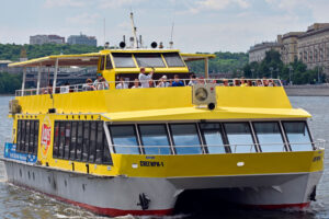 rechnaya-progulka-po-centru-moskvy-na-teplohodah-snegiri-07