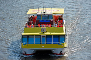 rechnaya-progulka-po-centru-moskvy-na-teplohodah-snegiri-08