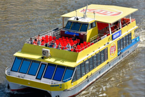 rechnaya-progulka-po-centru-moskvy-na-teplohodah-snegiri-09