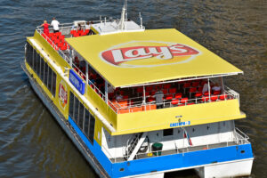 rechnaya-progulka-po-centru-moskvy-na-teplohodah-snegiri-10