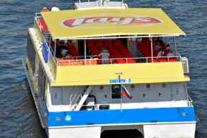 rechnaya-progulka-po-centru-moskvy-na-teplohodah-snegiri-11