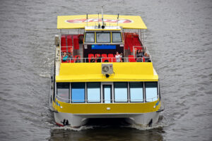 rechnaya-progulka-po-centru-moskvy-na-teplohodah-snegiri-12