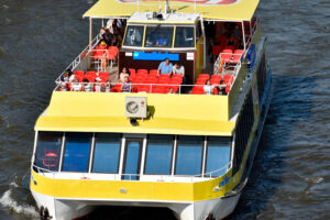 rechnaya-progulka-po-centru-moskvy-na-teplohodah-snegiri-17