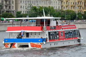 rechnaya-progulka-po-centru-moskvy-na-teplohodah-snegiri-18