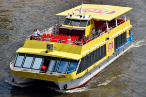 rechnaya-progulka-po-centru-moskvy-na-teplohodah-snegiri-19