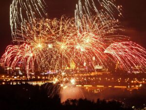 rechnaya-progulka-po-moskve-reke-s-prosmotrom-salyuta-v-den-rossii-01