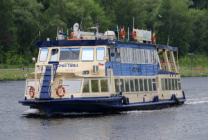 rechnaya-progulka-po-moskve-reke-s-prosmotrom-salyuta-v-den-rossii-02