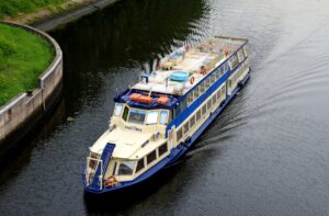 rechnaya-progulka-po-moskve-reke-s-prosmotrom-salyuta-v-den-rossii-03