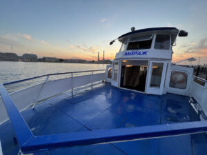 rechnaya-progulka-po-neva-v-sankt-peterburge-na-teplokhode-mirazh-05