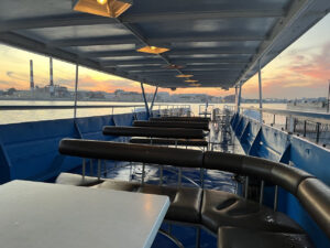 rechnaya-progulka-po-neva-v-sankt-peterburge-na-teplokhode-mirazh-06