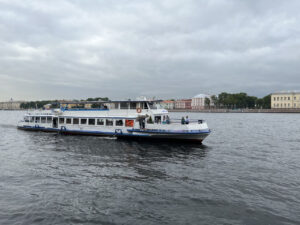 rechnaya-progulka-po-neva-v-sankt-peterburge-na-teplokhode-mirazh-07