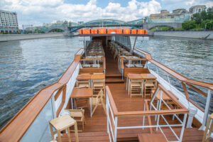 rechnaya-progulka-s-prosmotrom-salyuta-9-maya-na-novom-teplokhode-volna-03