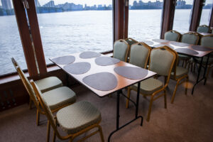 rechnaya-progulka-s-prosmotrom-salyuta-9-maya-na-teplokhode-legenda-003