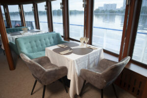 rechnaya-progulka-s-prosmotrom-salyuta-9-maya-na-teplokhode-legenda-012