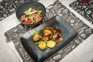 rechnaya-progulka-s-prosmotrom-salyuta-9-maya-na-teplokhode-legenda-018