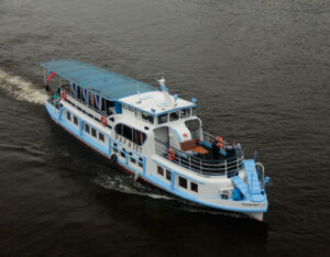 rechnaya-progulka-s-prosmotrom-salyuta-v-den-rossii-ot-moskva-siti-02