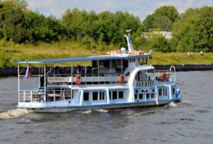 rechnaya-progulka-s-prosmotrom-salyuta-v-den-rossii-ot-moskva-siti-03