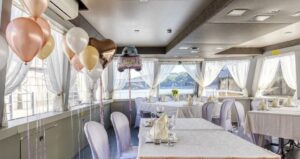 rechnaya-progulka-s-uzhinom-i-prosmotrom-salyuta-pobedy-9-maya-na-yakhte-derzhava-15