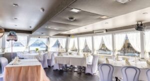 rechnaya-progulka-s-uzhinom-i-prosmotrom-salyuta-pobedy-9-maya-na-yakhte-derzhava-16