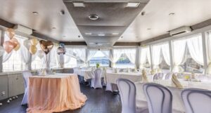 rechnaya-progulka-s-uzhinom-i-prosmotrom-salyuta-pobedy-9-maya-na-yakhte-derzhava-17