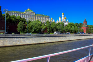 rechnaya-progulka-utrennij-semejnyj-kruiz-01