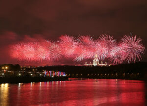 rechnaya-progulka-v-den-pobedy-zhivoy-muzykoy-prosmotrom-salyuta-i-uzhinom-na-lyuks-teplokhode-sobol-01