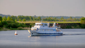 rechnaya-progulka-v-den-pobedy-zhivoy-muzykoy-prosmotrom-salyuta-i-uzhinom-na-lyuks-teplokhode-sobol-02