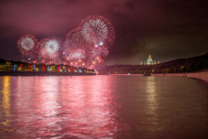 rechnaya-progulka-v-den-pobedy-zhivoy-muzykoy-prosmotrom-salyuta-i-uzhinom-01