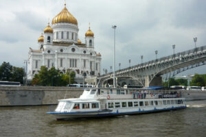 rechnaya-progulka-v-den-pobedy-zhivoy-muzykoy-prosmotrom-salyuta-i-uzhinom-02