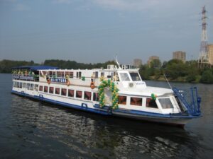 rechnaya-progulka-v-den-pobedy-zhivoy-muzykoy-prosmotrom-salyuta-i-uzhinom-03