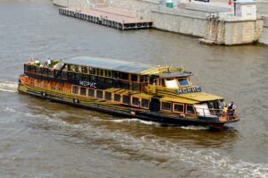 rechnaya-progulka-v-den-rossii-na-novom-teplokhode-moris-02