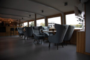 rechnaya-progulka-v-den-rossii-na-novom-teplokhode-moris-05