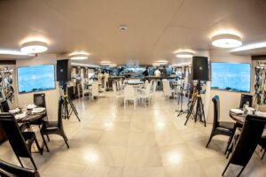 rechnaya-progulka-v-den-rossii-na-panoramnom-teplokhode-palma-de-sochi-salyuta-11