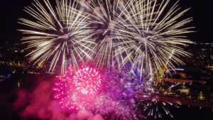 rechnaya-progulka-v-den-rossii-na-panoramnom-teplokhode-river-launzh-s-uzhinom-i-prosmotrom-salyuta-01