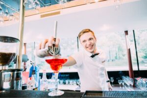 rechnaya-progulka-v-den-rossii-na-panoramnom-teplokhode-river-launzh-s-uzhinom-i-prosmotrom-salyuta-02