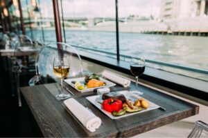 rechnaya-progulka-v-den-rossii-na-panoramnom-teplokhode-river-launzh-s-uzhinom-i-prosmotrom-salyuta-04