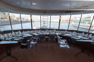 rechnaya-progulka-v-den-rossii-na-panoramnom-teplokhode-river-launzh-s-uzhinom-i-prosmotrom-salyuta-07