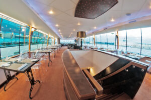 rechnaya-progulka-v-den-rossii-na-panoramnom-teplokhode-river-launzh-s-uzhinom-i-prosmotrom-salyuta-10