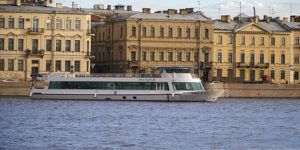 rechnaya-progulka-v-den-rossii-na-panoramnom-teplokhode-river-launzh-s-uzhinom-i-prosmotrom-salyuta-17