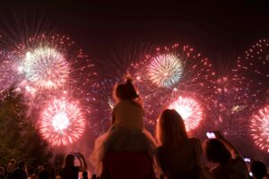 rechnaya-progulka-v-den-rossii-na-panoramnom-teplokhode-river-palas-i-prosmotrom-salyuta-01