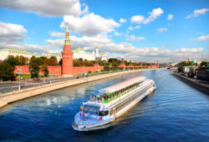 rechnaya-progulka-v-den-rossii-na-panoramnom-teplokhode-river-palas-i-prosmotrom-salyuta-03